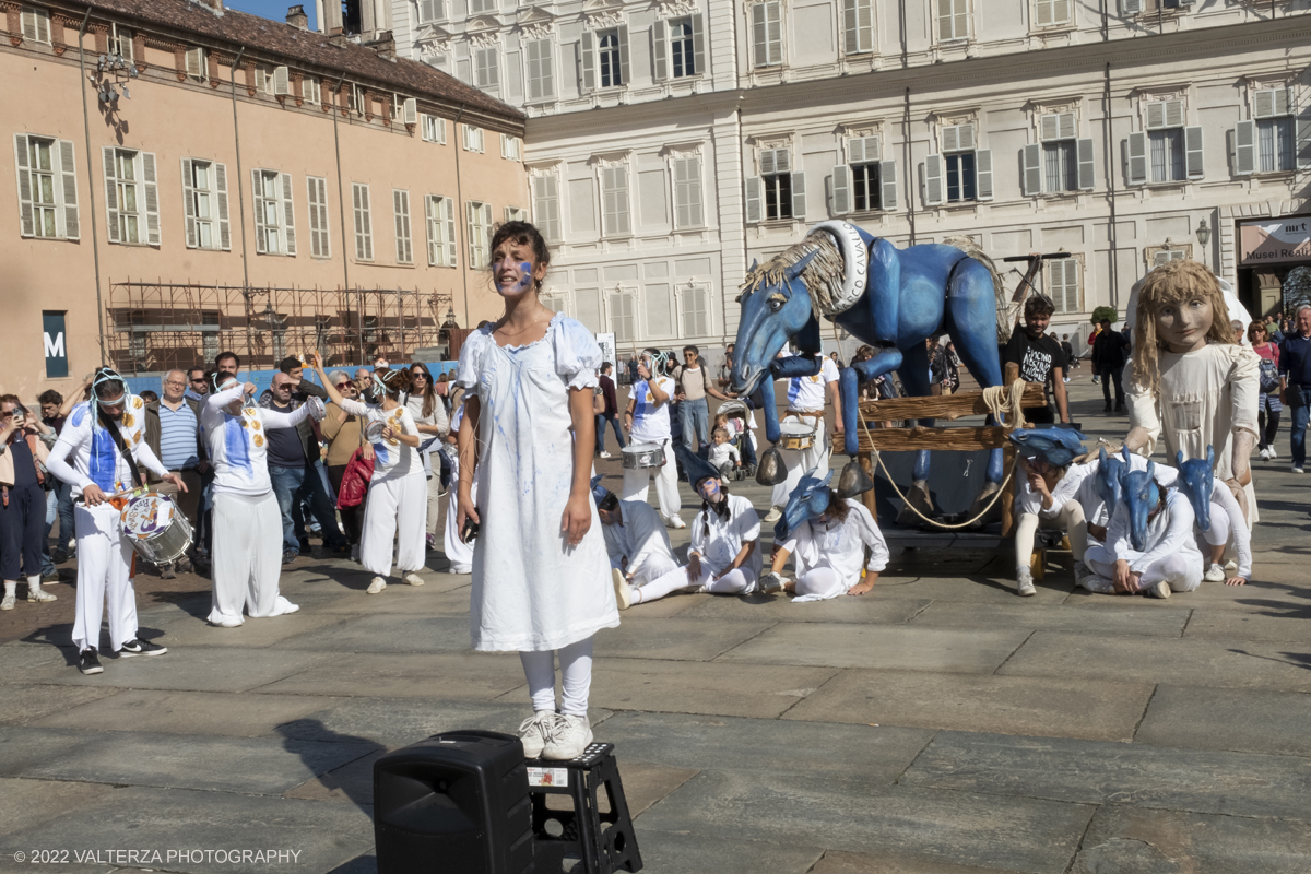 _DSF8076.jpg - 02/10/2022. Torino. Una grande inaugurazione della 29Â° edizione di Incanti â€“ Rassegna Internazionale di Teatro di Figura un giocoso Saturnale animale, a partire dallâ€™immagine di Marco Cavallo, omaggio a Giuliano Scabia. Simbolo della libertÃ  e della chiusura dei manicomi, il progetto Marco Cavallo nacque nel manicomio di Trieste, nel 1973, sotto le direttive di Franco Basaglia. Nella foto un momento dell'evento svoltosi nei giardini reali e nella piazzetta reale