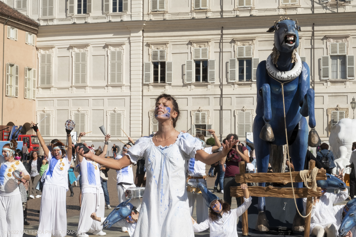 _DSF8122.jpg - 02/10/2022. Torino. Una grande inaugurazione della 29Â° edizione di Incanti â€“ Rassegna Internazionale di Teatro di Figura un giocoso Saturnale animale, a partire dallâ€™immagine di Marco Cavallo, omaggio a Giuliano Scabia. Simbolo della libertÃ  e della chiusura dei manicomi, il progetto Marco Cavallo nacque nel manicomio di Trieste, nel 1973, sotto le direttive di Franco Basaglia. Nella foto un momento dell'evento svoltosi nei giardini reali e nella piazzetta reale