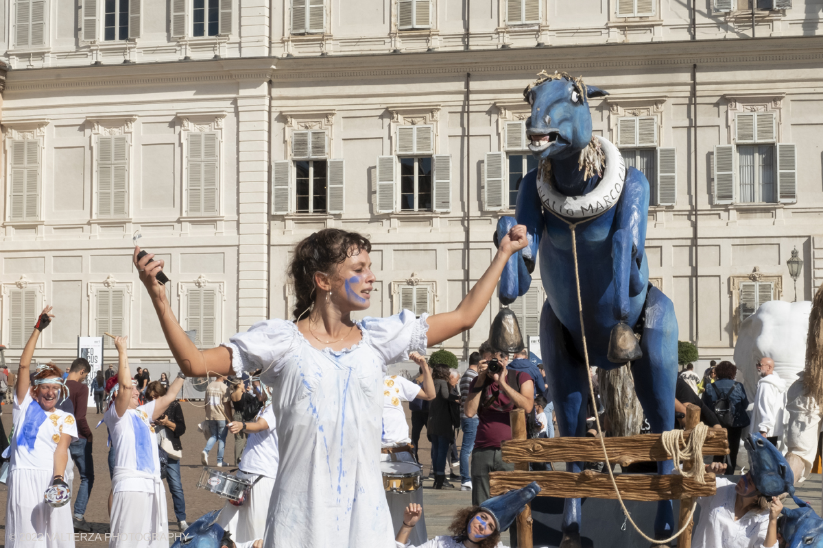 _DSF8126.jpg - 02/10/2022. Torino. Una grande inaugurazione della 29Â° edizione di Incanti â€“ Rassegna Internazionale di Teatro di Figura un giocoso Saturnale animale, a partire dallâ€™immagine di Marco Cavallo, omaggio a Giuliano Scabia. Simbolo della libertÃ  e della chiusura dei manicomi, il progetto Marco Cavallo nacque nel manicomio di Trieste, nel 1973, sotto le direttive di Franco Basaglia. Nella foto un momento dell'evento svoltosi nei giardini reali e nella piazzetta reale