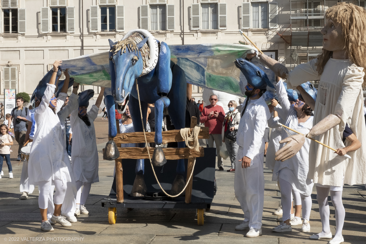 _DSF8141.jpg - 02/10/2022. Torino. Una grande inaugurazione della 29Â° edizione di Incanti â€“ Rassegna Internazionale di Teatro di Figura un giocoso Saturnale animale, a partire dallâ€™immagine di Marco Cavallo, omaggio a Giuliano Scabia. Simbolo della libertÃ  e della chiusura dei manicomi, il progetto Marco Cavallo nacque nel manicomio di Trieste, nel 1973, sotto le direttive di Franco Basaglia. Nella foto un momento dell'evento svoltosi nei giardini reali e nella piazzetta reale