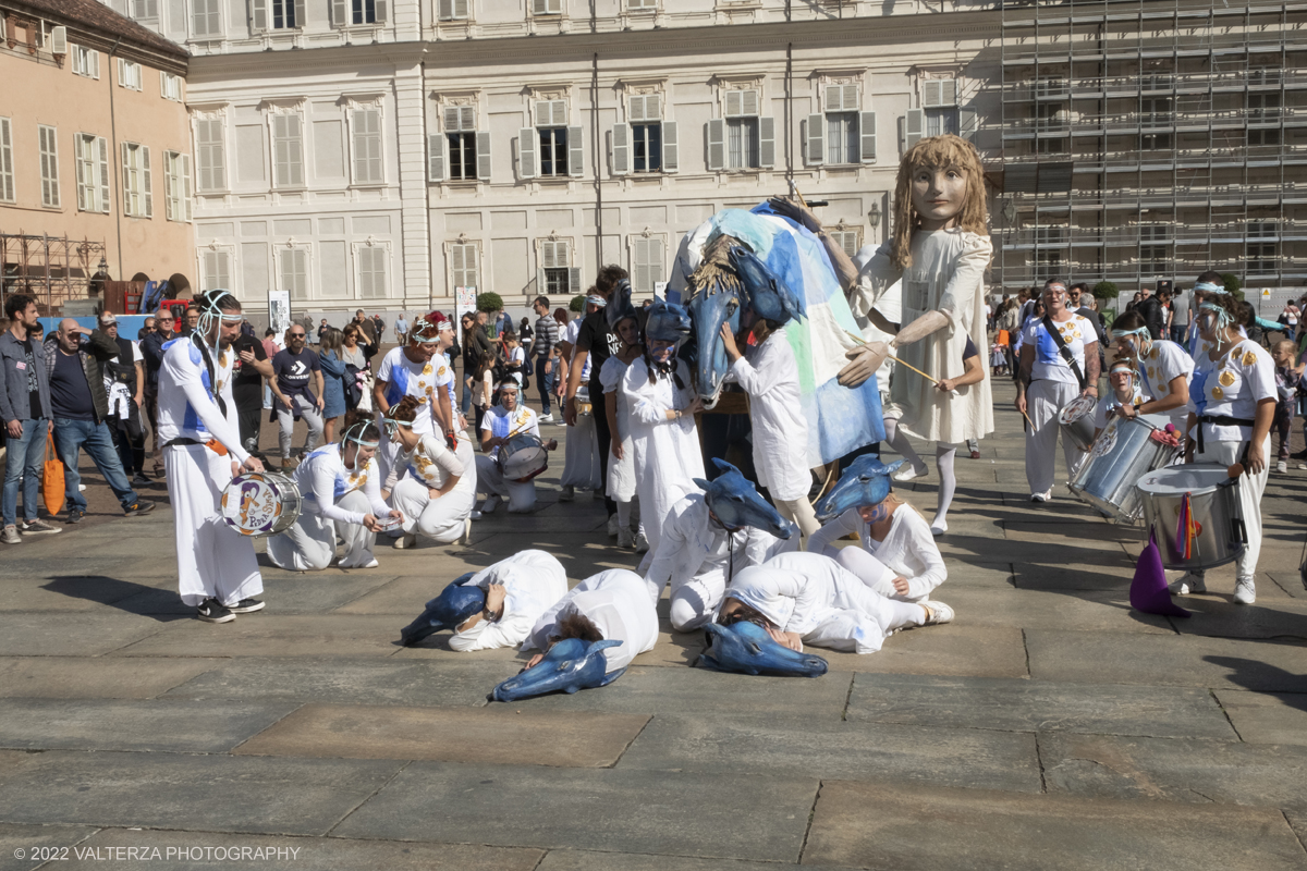 _DSF8153.jpg - 02/10/2022. Torino. Una grande inaugurazione della 29Â° edizione di Incanti â€“ Rassegna Internazionale di Teatro di Figura un giocoso Saturnale animale, a partire dallâ€™immagine di Marco Cavallo, omaggio a Giuliano Scabia. Simbolo della libertÃ  e della chiusura dei manicomi, il progetto Marco Cavallo nacque nel manicomio di Trieste, nel 1973, sotto le direttive di Franco Basaglia. Nella foto un momento dell'evento svoltosi nei giardini reali e nella piazzetta reale