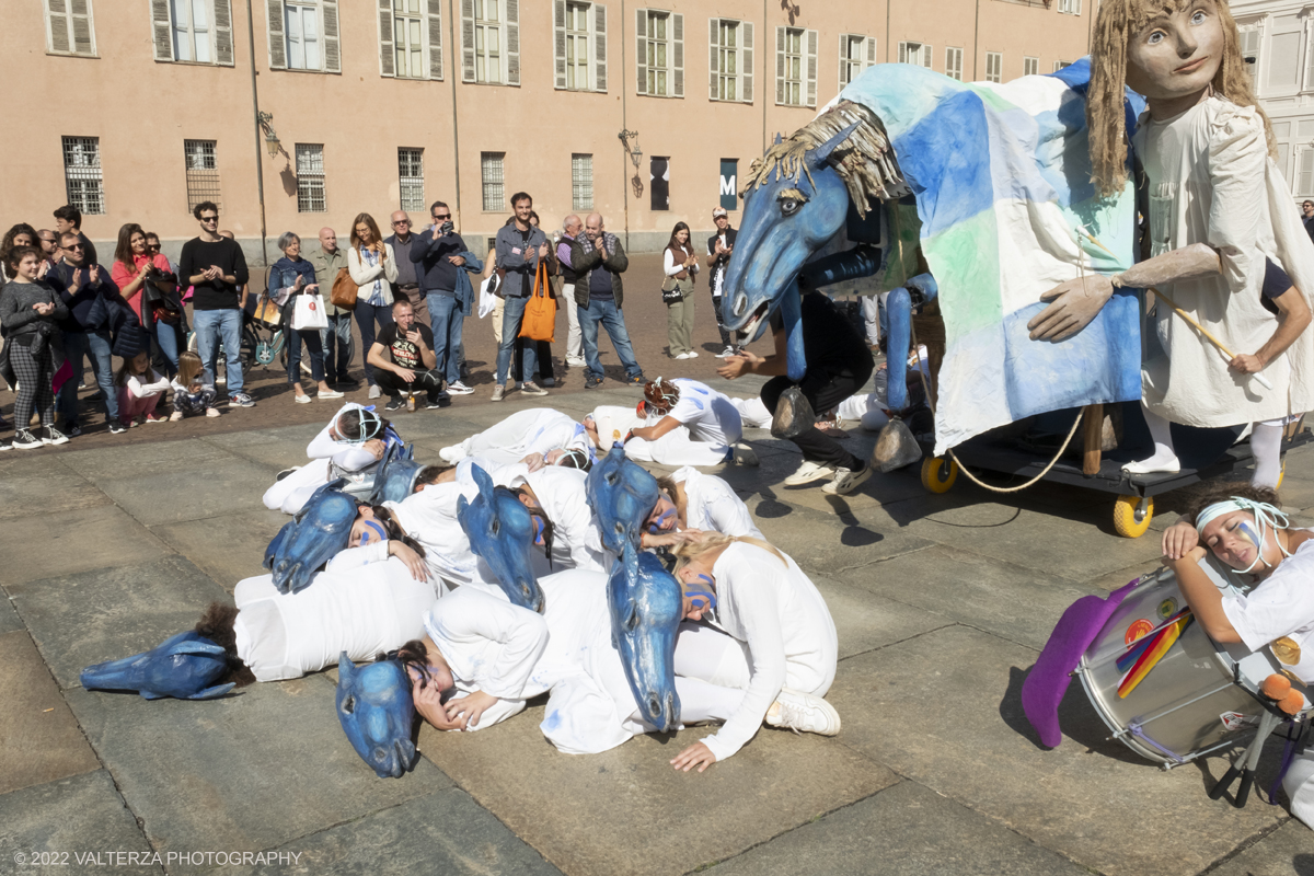 _DSF8177.jpg - 02/10/2022. Torino. Una grande inaugurazione della 29Â° edizione di Incanti â€“ Rassegna Internazionale di Teatro di Figura un giocoso Saturnale animale, a partire dallâ€™immagine di Marco Cavallo, omaggio a Giuliano Scabia. Simbolo della libertÃ  e della chiusura dei manicomi, il progetto Marco Cavallo nacque nel manicomio di Trieste, nel 1973, sotto le direttive di Franco Basaglia. Nella foto un momento dell'evento svoltosi nei giardini reali e nella piazzetta reale