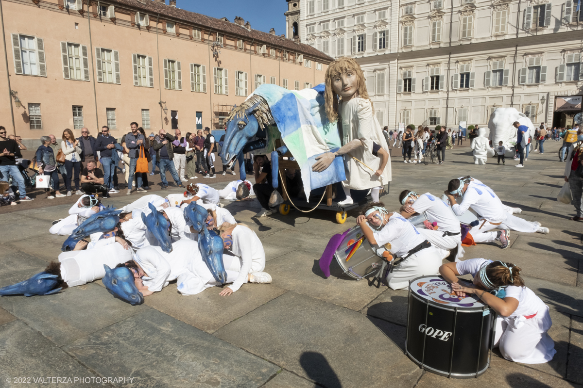 _DSF8188.jpg - 02/10/2022. Torino. Una grande inaugurazione della 29Â° edizione di Incanti â€“ Rassegna Internazionale di Teatro di Figura un giocoso Saturnale animale, a partire dallâ€™immagine di Marco Cavallo, omaggio a Giuliano Scabia. Simbolo della libertÃ  e della chiusura dei manicomi, il progetto Marco Cavallo nacque nel manicomio di Trieste, nel 1973, sotto le direttive di Franco Basaglia. Nella foto un momento dell'evento svoltosi nei giardini reali e nella piazzetta reale