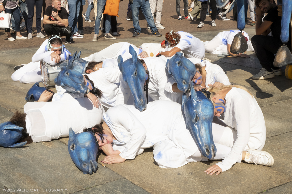 _DSF8196.jpg - 02/10/2022. Torino. Una grande inaugurazione della 29Â° edizione di Incanti â€“ Rassegna Internazionale di Teatro di Figura un giocoso Saturnale animale, a partire dallâ€™immagine di Marco Cavallo, omaggio a Giuliano Scabia. Simbolo della libertÃ  e della chiusura dei manicomi, il progetto Marco Cavallo nacque nel manicomio di Trieste, nel 1973, sotto le direttive di Franco Basaglia. Nella foto un momento dell'evento svoltosi nei giardini reali e nella piazzetta reale