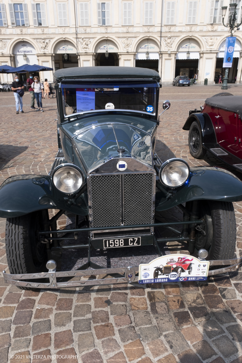 _DSF5321.jpg - 04/08/2021.Torino. In occasione del centenario della messa in strada del primo esemplare, il MAUTO celebra la Lancia Lambda con lâ€™esposizione  di 39 esemplari dellâ€™innovativa vettura. Di questi esemplari, undici rimarranno esposti nella Piazza del MAUTO fino alla fine del corrente mese. Nella foto l'esposizione in Piazza San Carlo a Torino delle 39 Lambda partecipanti all'evento