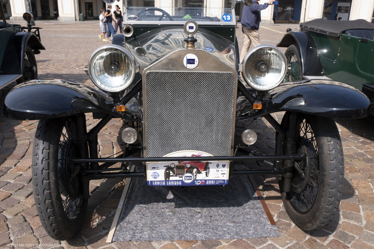 _DSF5389.jpg - 04/08/2021.Torino. In occasione del centenario della messa in strada del primo esemplare, il MAUTO celebra la Lancia Lambda con lâ€™esposizione  di 39 esemplari dellâ€™innovativa vettura. Di questi esemplari, undici rimarranno esposti nella Piazza del MAUTO fino alla fine del corrente mese. Nella foto l'esposizione in Piazza San Carlo a Torino delle 39 Lambda partecipanti all'evento