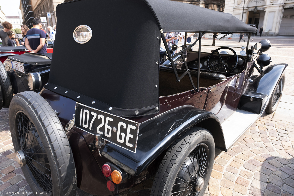 _DSF5428.jpg - 04/08/2021.Torino. In occasione del centenario della messa in strada del primo esemplare, il MAUTO celebra la Lancia Lambda con lâ€™esposizione  di 39 esemplari dellâ€™innovativa vettura. Di questi esemplari, undici rimarranno esposti nella Piazza del MAUTO fino alla fine del corrente mese. Nella foto l'esposizione in Piazza San Carlo a Torino delle 39 Lambda partecipanti all'evento