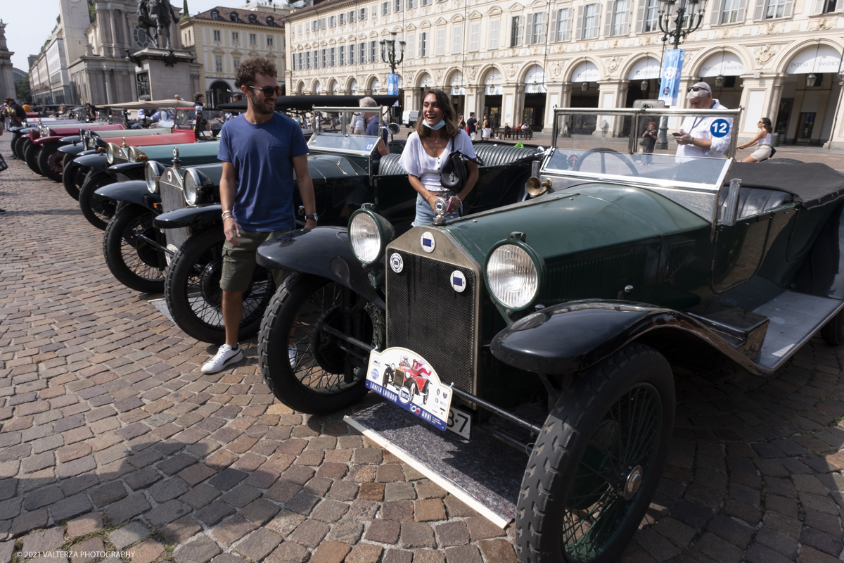 _DSF5441.jpg - 04/08/2021.Torino. In occasione del centenario della messa in strada del primo esemplare, il MAUTO celebra la Lancia Lambda con lâ€™esposizione  di 39 esemplari dellâ€™innovativa vettura. Di questi esemplari, undici rimarranno esposti nella Piazza del MAUTO fino alla fine del corrente mese. Nella foto l'esposizione in Piazza San Carlo a Torino delle 39 Lambda partecipanti all'evento