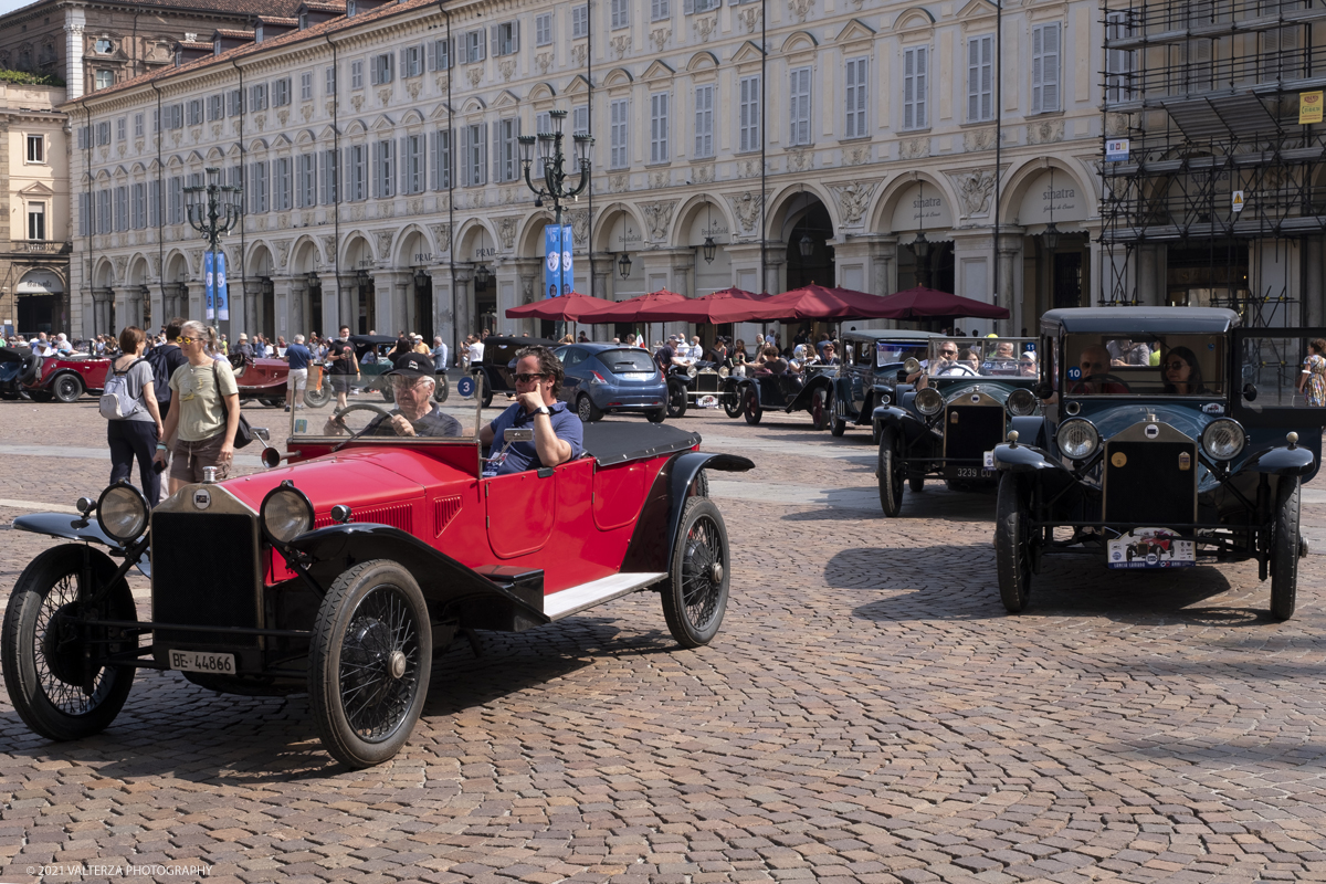 _DSF5551.jpg - 04/08/2021.Torino. In occasione del centenario della messa in strada del primo esemplare, il MAUTO celebra la Lancia Lambda con lâ€™esposizione  di 39 esemplari dellâ€™innovativa vettura. Di questi esemplari, undici rimarranno esposti nella Piazza del MAUTO fino alla fine del corrente mese. Nella foto le 39 Lambda partecipanti all'evento in movimento per raggiungere la meta finale del MAUTO