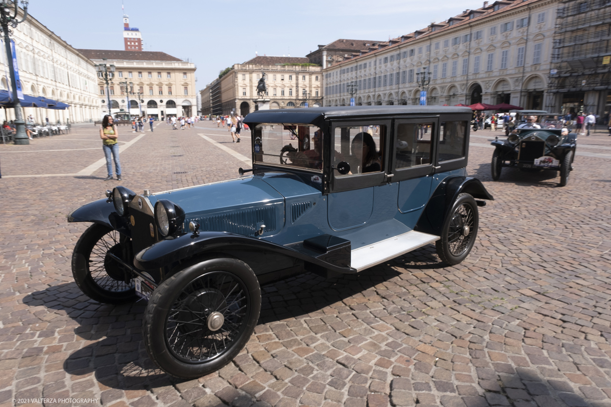 _DSF5575.jpg - 04/08/2021.Torino. In occasione del centenario della messa in strada del primo esemplare, il MAUTO celebra la Lancia Lambda con lâ€™esposizione  di 39 esemplari dellâ€™innovativa vettura. Di questi esemplari, undici rimarranno esposti nella Piazza del MAUTO fino alla fine del corrente mese. Nella foto le 39 Lambda partecipanti all'evento in movimento per raggiungere la meta finale del MAUTO