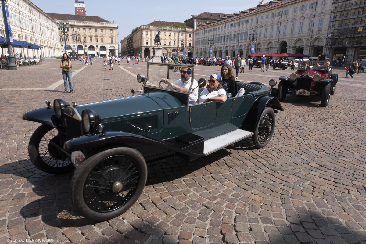 _DSF5584.jpg - 04/08/2021.Torino. In occasione del centenario della messa in strada del primo esemplare, il MAUTO celebra la Lancia Lambda con lâ€™esposizione  di 39 esemplari dellâ€™innovativa vettura. Di questi esemplari, undici rimarranno esposti nella Piazza del MAUTO fino alla fine del corrente mese. Nella foto le 39 Lambda partecipanti all'evento in movimento per raggiungere la meta finale del MAUTO