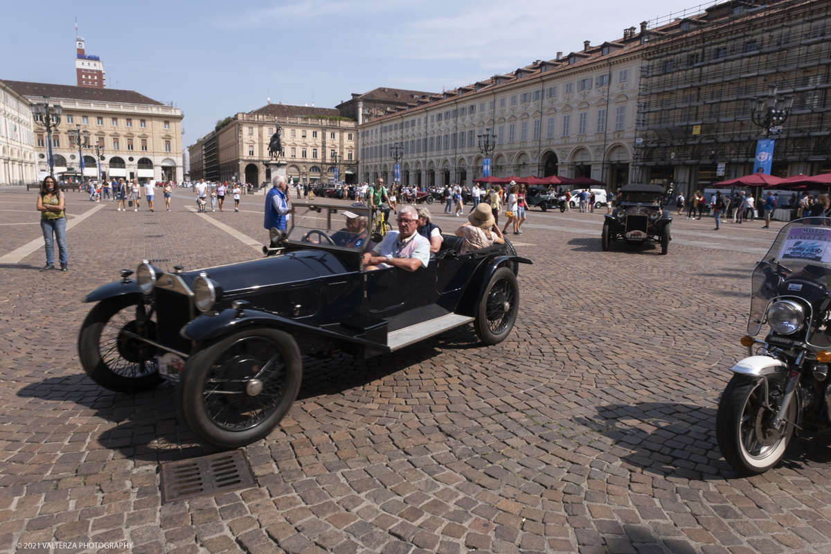 _DSF5605.jpg - 04/08/2021.Torino. In occasione del centenario della messa in strada del primo esemplare, il MAUTO celebra la Lancia Lambda con lâ€™esposizione  di 39 esemplari dellâ€™innovativa vettura. Di questi esemplari, undici rimarranno esposti nella Piazza del MAUTO fino alla fine del corrente mese. Nella foto le 39 Lambda partecipanti all'evento in movimento per raggiungere la meta finale del MAUTO