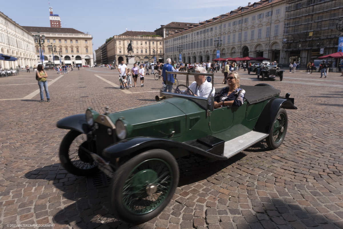 _DSF5622.jpg - 04/08/2021.Torino. In occasione del centenario della messa in strada del primo esemplare, il MAUTO celebra la Lancia Lambda con lâ€™esposizione  di 39 esemplari dellâ€™innovativa vettura. Di questi esemplari, undici rimarranno esposti nella Piazza del MAUTO fino alla fine del corrente mese. Nella foto le 39 Lambda partecipanti all'evento in movimento per raggiungere la meta finale del MAUTO