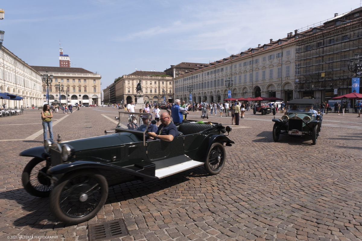 _DSF5627.jpg - 04/08/2021.Torino. In occasione del centenario della messa in strada del primo esemplare, il MAUTO celebra la Lancia Lambda con lâ€™esposizione  di 39 esemplari dellâ€™innovativa vettura. Di questi esemplari, undici rimarranno esposti nella Piazza del MAUTO fino alla fine del corrente mese. Nella foto le 39 Lambda partecipanti all'evento in movimento per raggiungere la meta finale del MAUTO