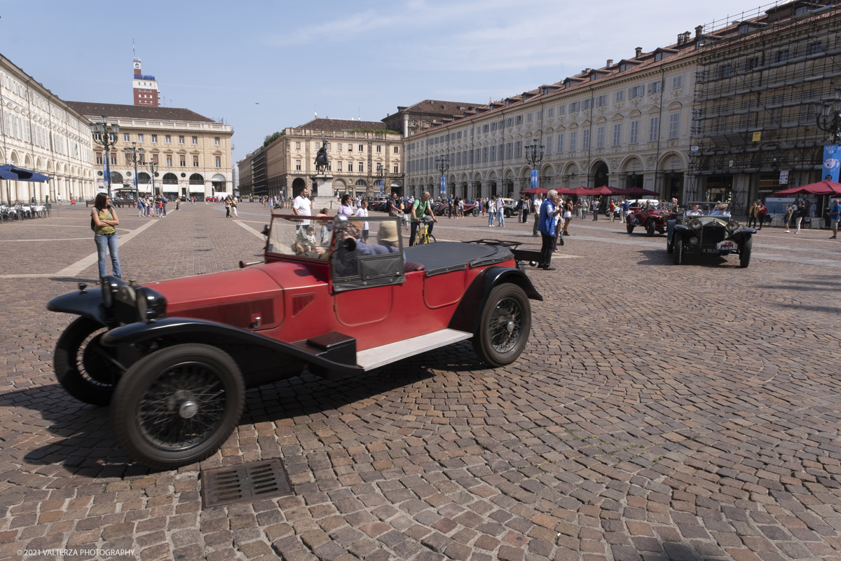 _DSF5637.jpg - 04/08/2021.Torino. In occasione del centenario della messa in strada del primo esemplare, il MAUTO celebra la Lancia Lambda con lâ€™esposizione  di 39 esemplari dellâ€™innovativa vettura. Di questi esemplari, undici rimarranno esposti nella Piazza del MAUTO fino alla fine del corrente mese. Nella foto le 39 Lambda partecipanti all'evento in movimento per raggiungere la meta finale del MAUTO