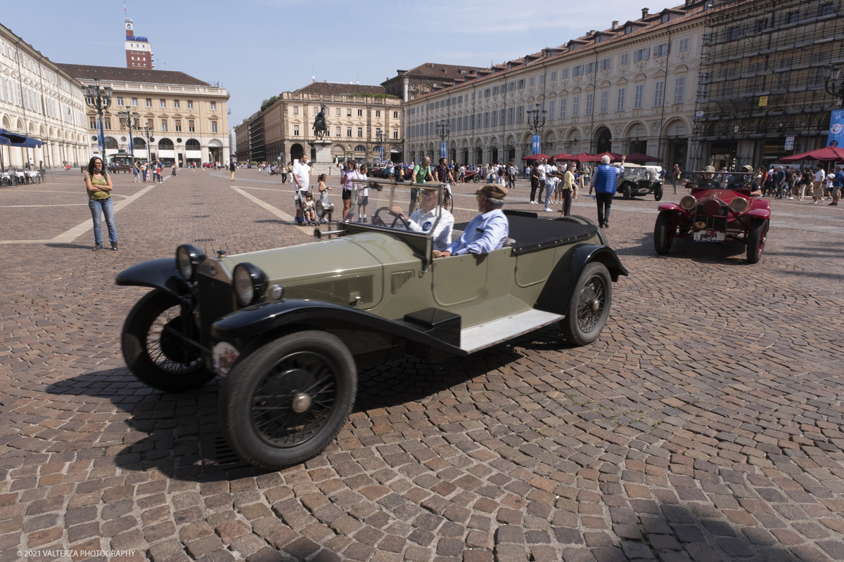 _DSF5643.jpg - 04/08/2021.Torino. In occasione del centenario della messa in strada del primo esemplare, il MAUTO celebra la Lancia Lambda con lâ€™esposizione  di 39 esemplari dellâ€™innovativa vettura. Di questi esemplari, undici rimarranno esposti nella Piazza del MAUTO fino alla fine del corrente mese. Nella foto le 39 Lambda partecipanti all'evento in movimento per raggiungere la meta finale del MAUTO