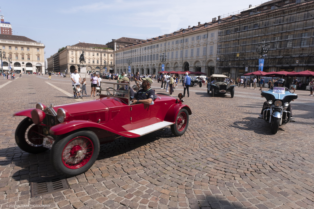 _DSF5647.jpg - 04/08/2021.Torino. In occasione del centenario della messa in strada del primo esemplare, il MAUTO celebra la Lancia Lambda con lâ€™esposizione  di 39 esemplari dellâ€™innovativa vettura. Di questi esemplari, undici rimarranno esposti nella Piazza del MAUTO fino alla fine del corrente mese. Nella foto le 39 Lambda partecipanti all'evento in movimento per raggiungere la meta finale del MAUTO