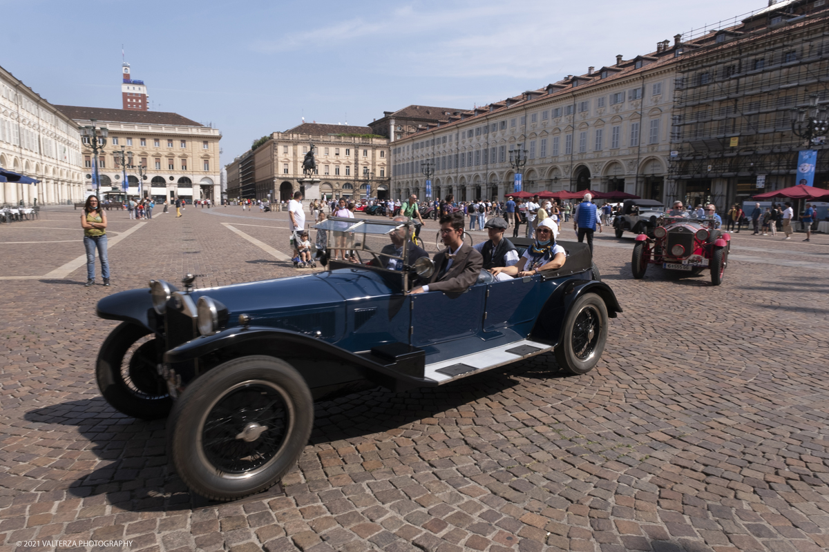 _DSF5660.jpg - 04/08/2021.Torino. In occasione del centenario della messa in strada del primo esemplare, il MAUTO celebra la Lancia Lambda con lâ€™esposizione  di 39 esemplari dellâ€™innovativa vettura. Di questi esemplari, undici rimarranno esposti nella Piazza del MAUTO fino alla fine del corrente mese. Nella foto le 39 Lambda partecipanti all'evento in movimento per raggiungere la meta finale del MAUTO