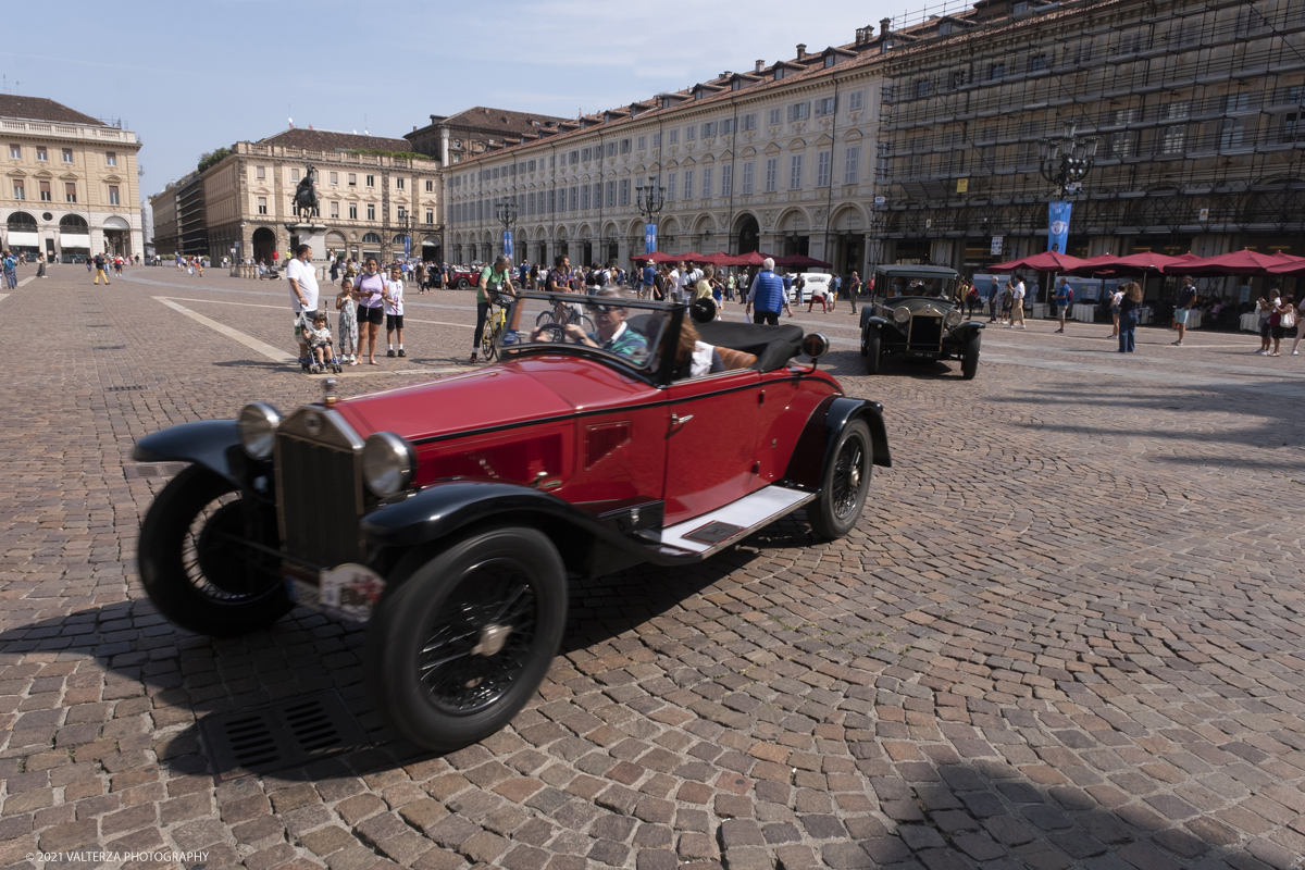 _DSF5677.jpg - 04/08/2021.Torino. In occasione del centenario della messa in strada del primo esemplare, il MAUTO celebra la Lancia Lambda con lâ€™esposizione  di 39 esemplari dellâ€™innovativa vettura. Di questi esemplari, undici rimarranno esposti nella Piazza del MAUTO fino alla fine del corrente mese. Nella foto le 39 Lambda partecipanti all'evento in movimento per raggiungere la meta finale del MAUTO