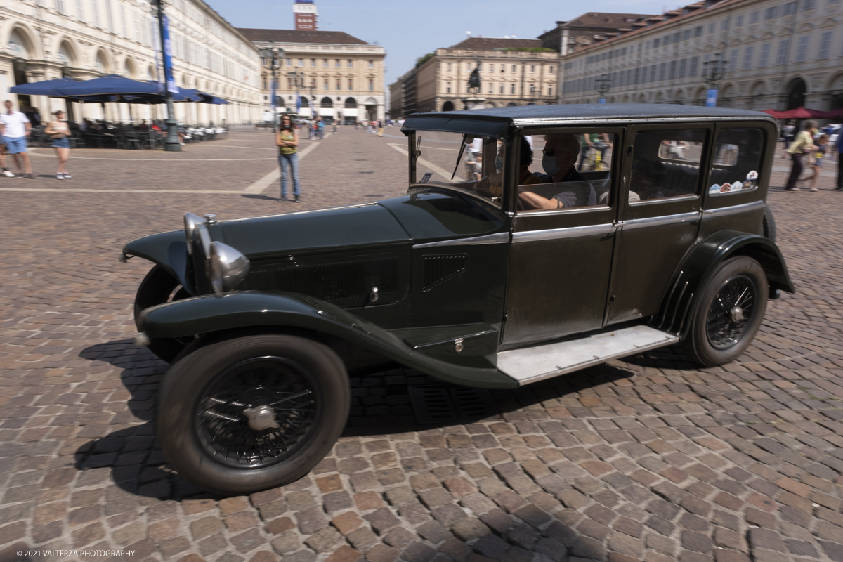 _DSF5681.jpg - 04/08/2021.Torino. In occasione del centenario della messa in strada del primo esemplare, il MAUTO celebra la Lancia Lambda con lâ€™esposizione  di 39 esemplari dellâ€™innovativa vettura. Di questi esemplari, undici rimarranno esposti nella Piazza del MAUTO fino alla fine del corrente mese. Nella foto le 39 Lambda partecipanti all'evento in movimento per raggiungere la meta finale del MAUTO