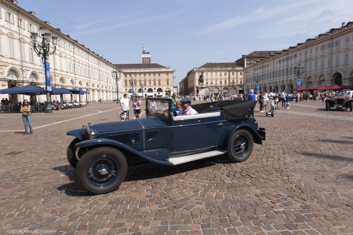 _DSF5693.jpg - 04/08/2021.Torino. In occasione del centenario della messa in strada del primo esemplare, il MAUTO celebra la Lancia Lambda con lâ€™esposizione  di 39 esemplari dellâ€™innovativa vettura. Di questi esemplari, undici rimarranno esposti nella Piazza del MAUTO fino alla fine del corrente mese. Nella foto le 39 Lambda partecipanti all'evento in movimento per raggiungere la meta finale del MAUTO