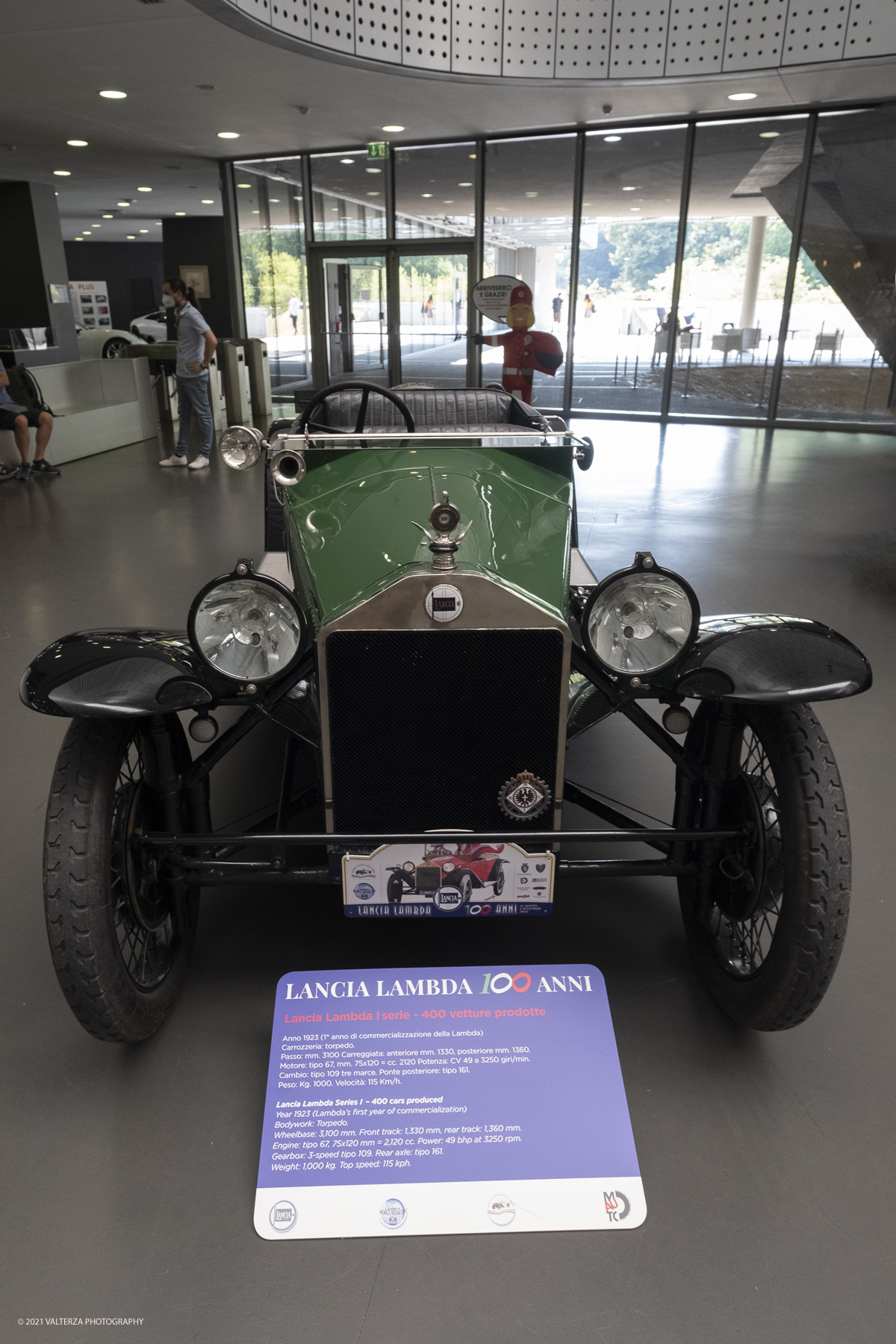 _DSF5756-2.jpg - 04/08/2021.Torino. In occasione del centenario della messa in strada del primo esemplare, il MAUTO celebra la Lancia Lambda con lâ€™esposizione  di 39 esemplari dellâ€™innovativa vettura. Di questi esemplari, undici rimarranno esposti nella Piazza del MAUTO fino alla fine del corrente mese. Nella foto uno degli undici modelli esposti nella Piazza del Mauto