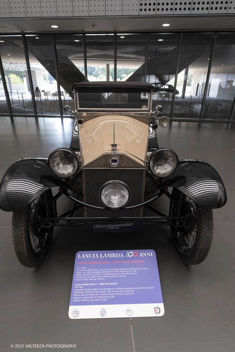 _DSF5760.jpg - 04/08/2021.Torino. In occasione del centenario della messa in strada del primo esemplare, il MAUTO celebra la Lancia Lambda con lâ€™esposizione  di 39 esemplari dellâ€™innovativa vettura. Di questi esemplari, undici rimarranno esposti nella Piazza del MAUTO fino alla fine del corrente mese. Nella foto uno degli undici modelli esposti nella Piazza del Mauto