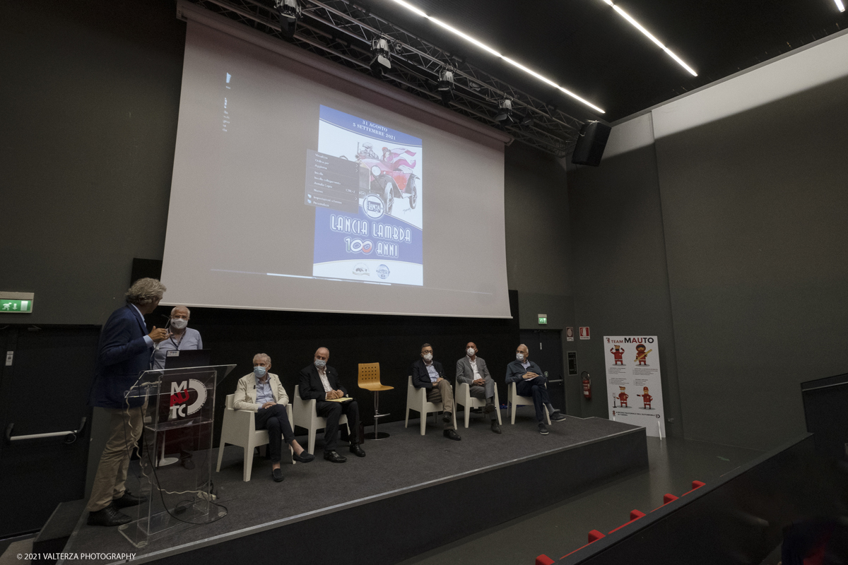 _DSF5853.jpg - 04/08/2021.Torino. In occasione del centenario della messa in strada del primo esemplare, il MAUTO celebra la Lancia Lambda con lâ€™esposizione  di 39 esemplari dellâ€™innovativa vettura. Di questi esemplari, undici rimarranno esposti nella Piazza del MAUTO fino alla fine del corrente mese. Nella foto un momento del convegno di tutti i proprietari di Lancia Lambda partecipanti all'evento.