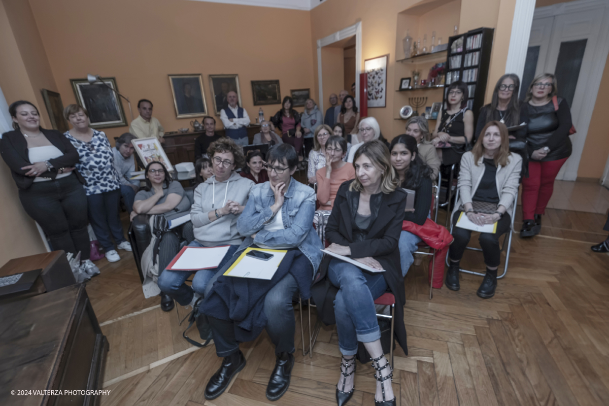 _DSF8461.jpg - 24/03/2024. Torino.  Presentazione di un ottimo libro  realizzato da insegnanti con la passione di insegnare arte per bimbi da sei anni e oltre. Nella foto un momento di coinvolgimento dei partecipanti in esempi di esercizi spiegati dalle autrici