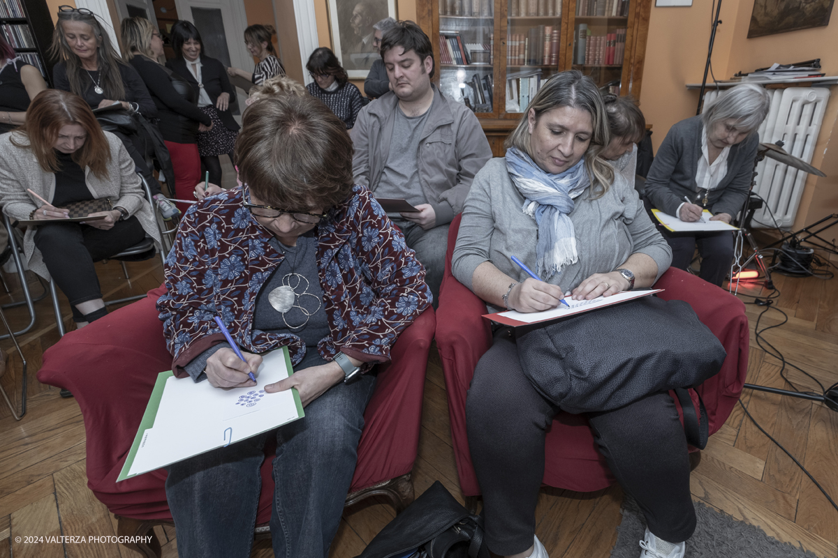 _DSF8483.jpg - 24/03/2024. Torino.  Presentazione di un ottimo libro  realizzato da insegnanti con la passione di insegnare arte per bimbi da sei anni e oltre. Nella foto un momento di coinvolgimento dei partecipanti in esempi di esercizi spiegati dalle autrici