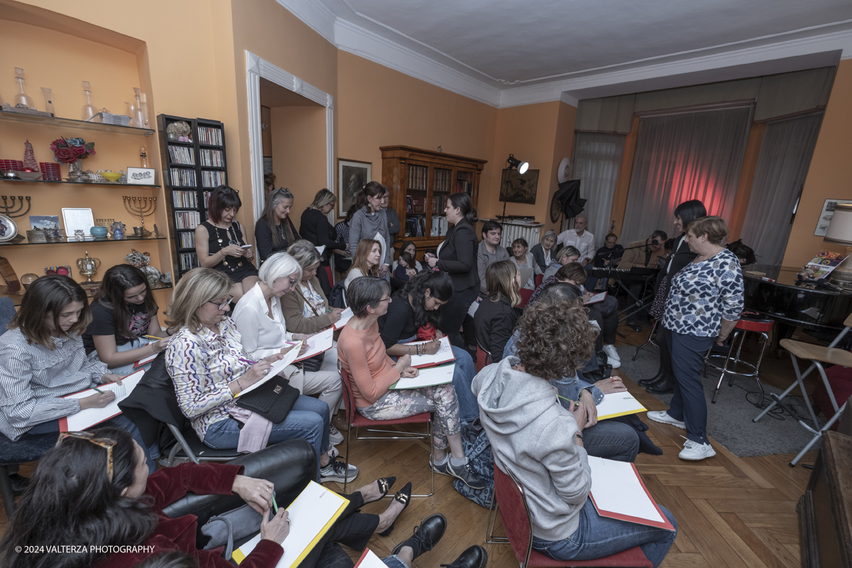 _DSF8487.jpg - 24/03/2024. Torino.  Presentazione di un ottimo libro  realizzato da insegnanti con la passione di insegnare arte per bimbi da sei anni e oltre. Nella foto un momento di coinvolgimento dei partecipanti in esempi di esercizi spiegati dalle autrici