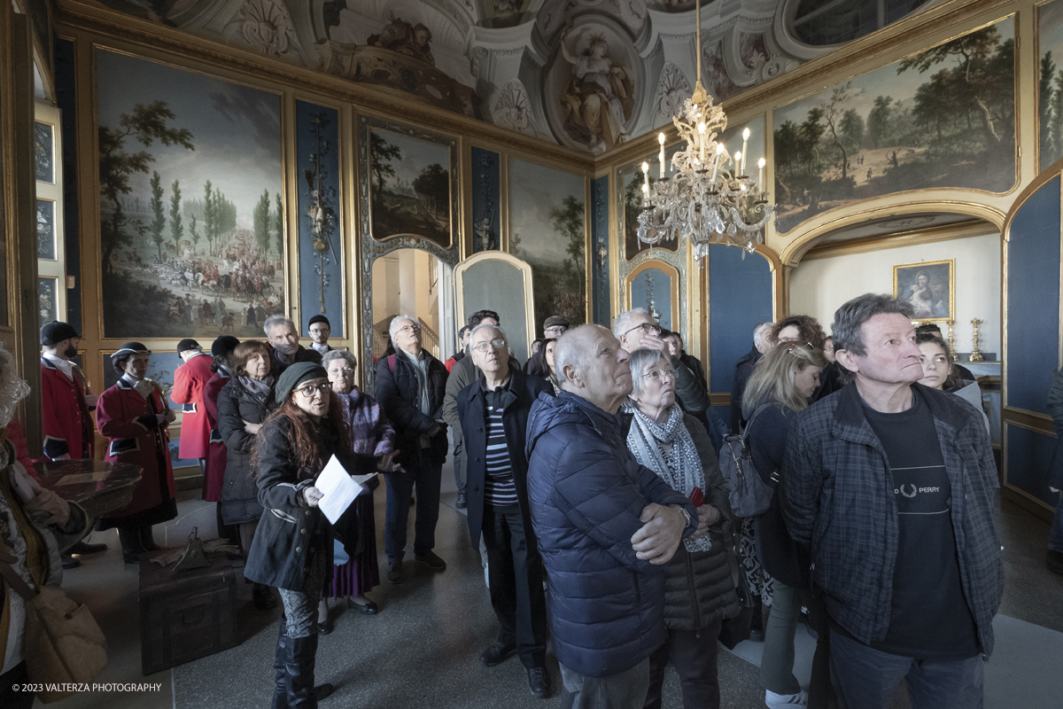 _DSF0109.jpg - 12-11-2023 Stupinigi.Gli antichi rituali della caccia reale rivivono alla Palazzina di Stupinigi nel mese dedicato all'arte venatoria al suono dei corni di Santâ€™Uberto patrimonio UNESCO. Nella foto visita guidata alla sala degli scudieri con i quadri delle scene di caccia opera di Vittorio Amedeo Cignaroli