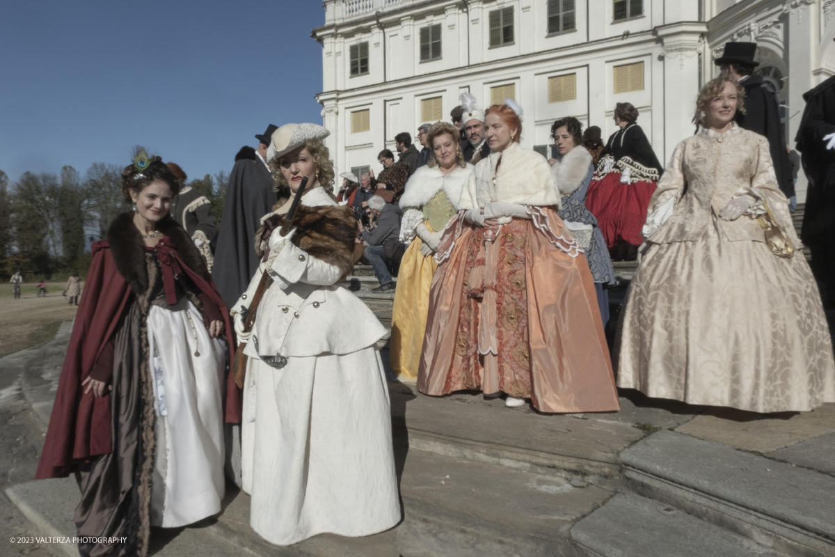 _DSF6443.jpg - 12-11-2023 Stupinigi.Gli antichi rituali della caccia reale rivivono alla Palazzina di Stupinigi nel mese dedicato all'arte venatoria al suono dei corni di Santâ€™Uberto patrimonio UNESCO. Nella foto gruppo in costume che assiste alla rievocazione delle scene di caccia.