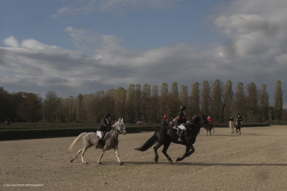 _DSF6752.jpg - 12-11-2023 Stupinigi.Gli antichi rituali della caccia reale rivivono alla Palazzina di Stupinigi nel mese dedicato all'arte venatoria al suono dei corni di Santâ€™Uberto patrimonio UNESCO. Nella foto un momento della rievocazione delle battute di caccia realizzate nei giarddini della reggia