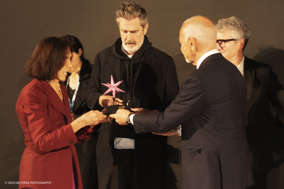 _DSF9799.jpg - 17/04/2024. Torino. Rupert Everett, ha ricevuto al Museo del cinema di Torino il premio Stella della Mole durante il 39Â° Lovers Film Festival. Nella foto Rupert Everett con l'amica Laura Righi riceve la Stella della mole dal