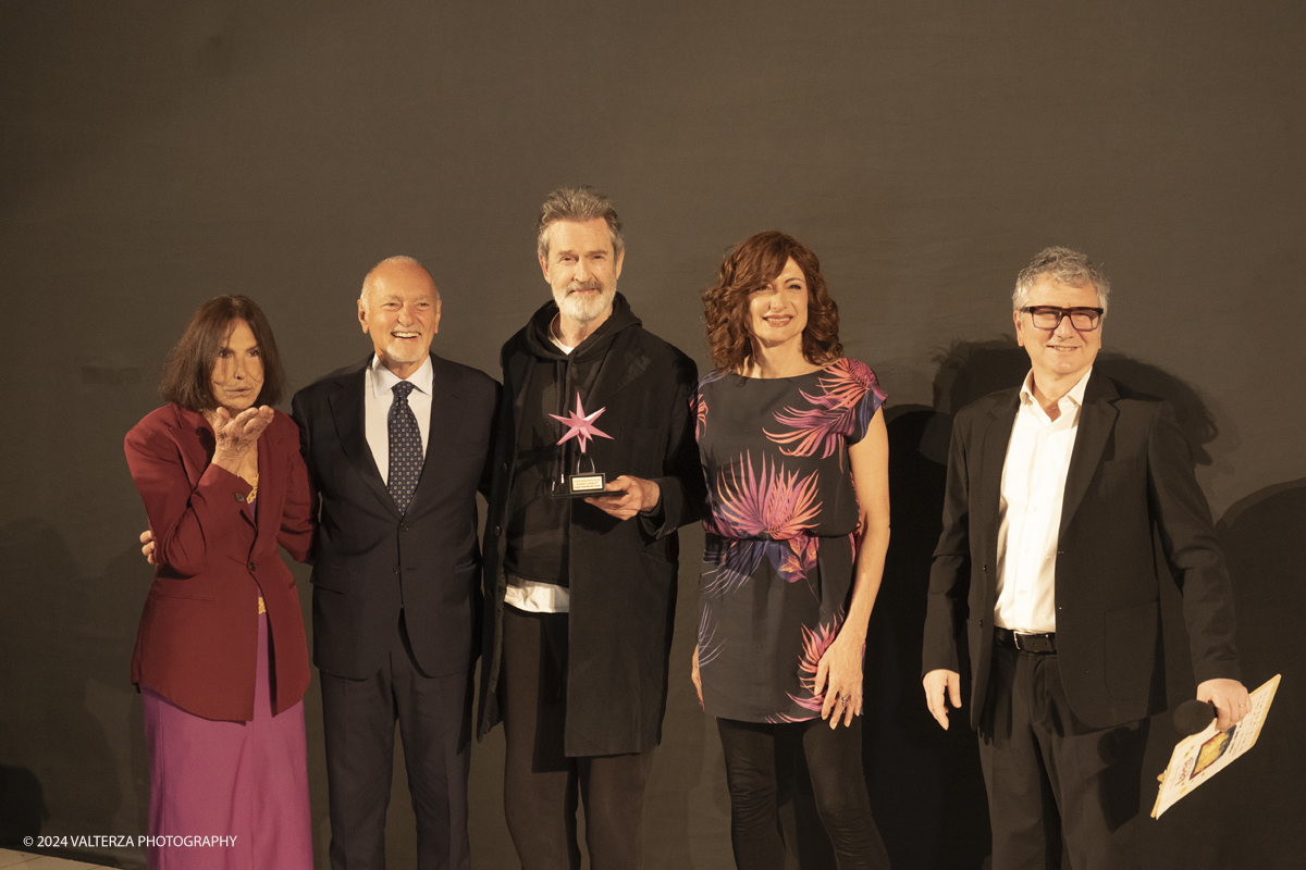 _DSF9828.jpg - 17/04/2024. Torino. Rupert Everett, ha ricevuto al Museo del cinema di Torino il premio Stella della Mole durante il 39Â° Lovers Film Festival. Nella foto Rupert Everett, l'amica torinese Laura Righi, la direttrice del Lovers, Vladimir Luxuria, il presidente del Museo del Cinema, Enzo Ghigo, e il direttore del Museo del Cinema, Domenico De Gaetano.