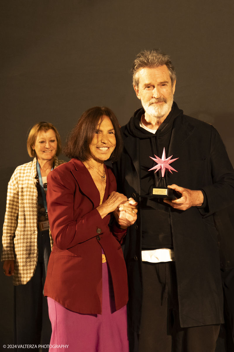 _DSF9869.jpg - 17/04/2024. Torino. Rupert Everett, ha ricevuto al Museo del cinema di Torino il premio Stella della Mole durante il 39Â° Lovers Film Festival. Nella foto Rpert Everett e l'amica torinese Laura Righi