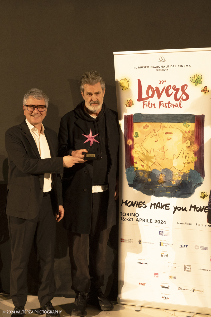 _DSF9884.jpg - 17/04/2024. Torino. Rupert Everett, ha ricevuto al Museo del cinema di Torino il premio Stella della Mole durante il 39Â° Lovers Film Festival. Nella foto Rupert Everett  e il direttore del Museo del Cinema, Domenico De Gaetano.