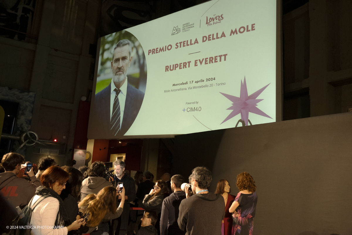 _DSF9912.jpg - 17/04/2024. Torino. Rupert Everett, ha ricevuto al Museo del cinema di Torino il premio Stella della Mole durante il 39Â° Lovers Film Festival. Nella foto Rupert Everett assediato dai media