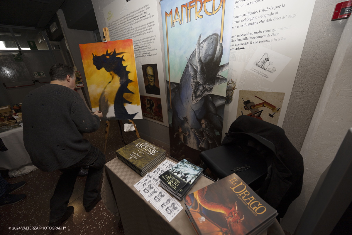 _G5A8643.jpg - 28/12/2024. Torino.  Il MUFANT â€“ Museo del Fantastico di Torino si apre allâ€™immaginario fantasy,organizzando nei pomeriggi di sabato 28 e domenica 29 dicembre una grande Festa di Natale. Le sale del museo ospitano tra le teche espositive un vero e proprio â€œMercatino Natalizio Fantasyâ€�. Nella foto Manuele Manfredi  Illustratore all'opera alsuo tavolo del mercatino Fantasy