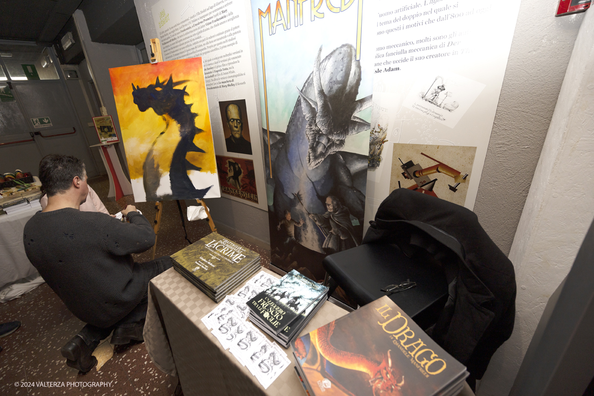 _G5A8647.jpg - 28/12/2024. Torino.  Il MUFANT â€“ Museo del Fantastico di Torino si apre allâ€™immaginario fantasy,organizzando nei pomeriggi di sabato 28 e domenica 29 dicembre una grande Festa di Natale. Le sale del museo ospitano tra le teche espositive un vero e proprio â€œMercatino Natalizio Fantasyâ€�. Nella foto Manuele Manfredi  Illustratore all'opera alsuo tavolo del mercatino Fantasy