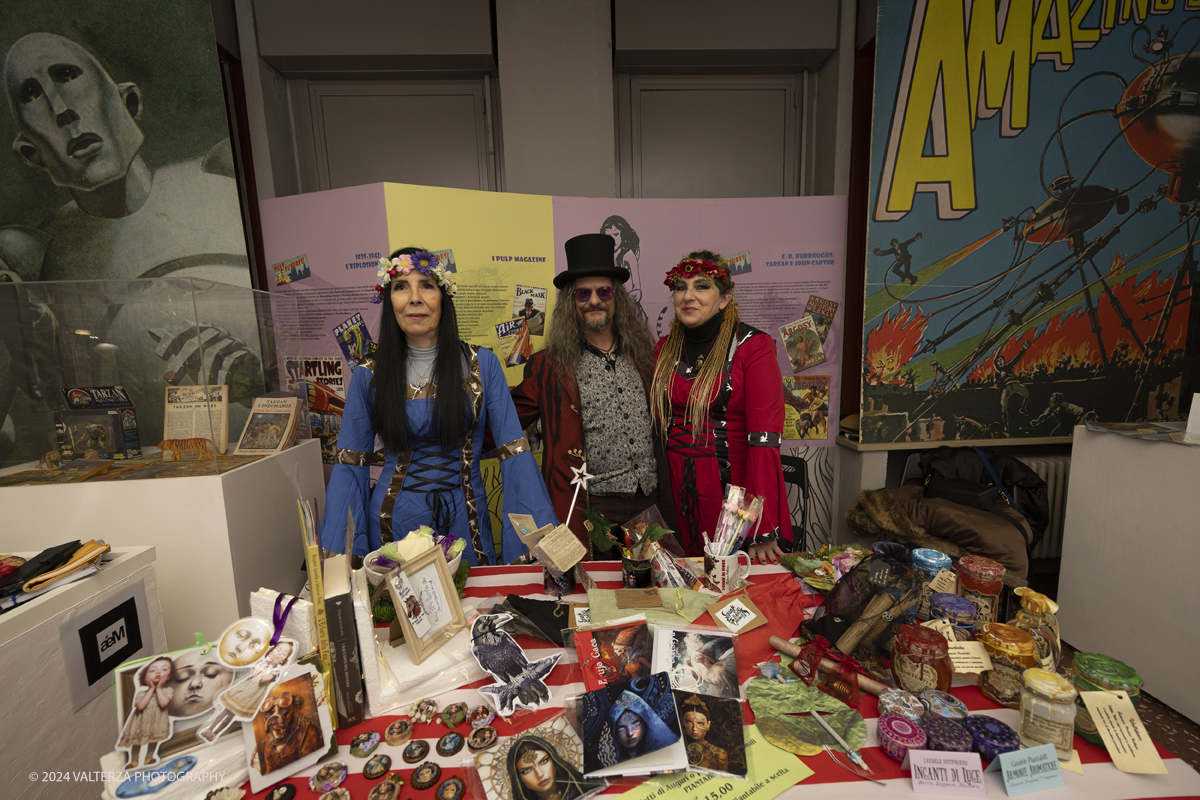 _G5A8756.jpg - 28/12/2024. Torino.  Il MUFANT â€“ Museo del Fantastico di Torino si apre allâ€™immaginario fantasy,organizzando nei pomeriggi di sabato 28 e domenica 29 dicembre una grande Festa di Natale. Le sale del museo ospitano tra le teche espositive un vero e proprio â€œMercatino Natalizio Fantasyâ€�. Nella foto il tavolo del mercatino fantasy di Madeleine Bluespirit â€“ Creazioni in carta e resina. Con amicied amiche