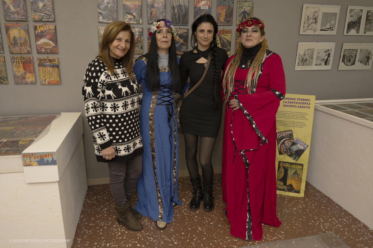 _G5A8758.jpg - 28/12/2024. Torino.  Il MUFANT â€“ Museo del Fantastico di Torino si apre allâ€™immaginario fantasy,organizzando nei pomeriggi di sabato 28 e domenica 29 dicembre una grande Festa di Natale. Le sale del museo ospitano tra le teche espositive un vero e proprio â€œMercatino Natalizio Fantasyâ€�. Nella foto il tavolo del mercatino fantasy di Madeleine Bluespirit â€“ Creazioni in carta e resina. Con amicied amiche