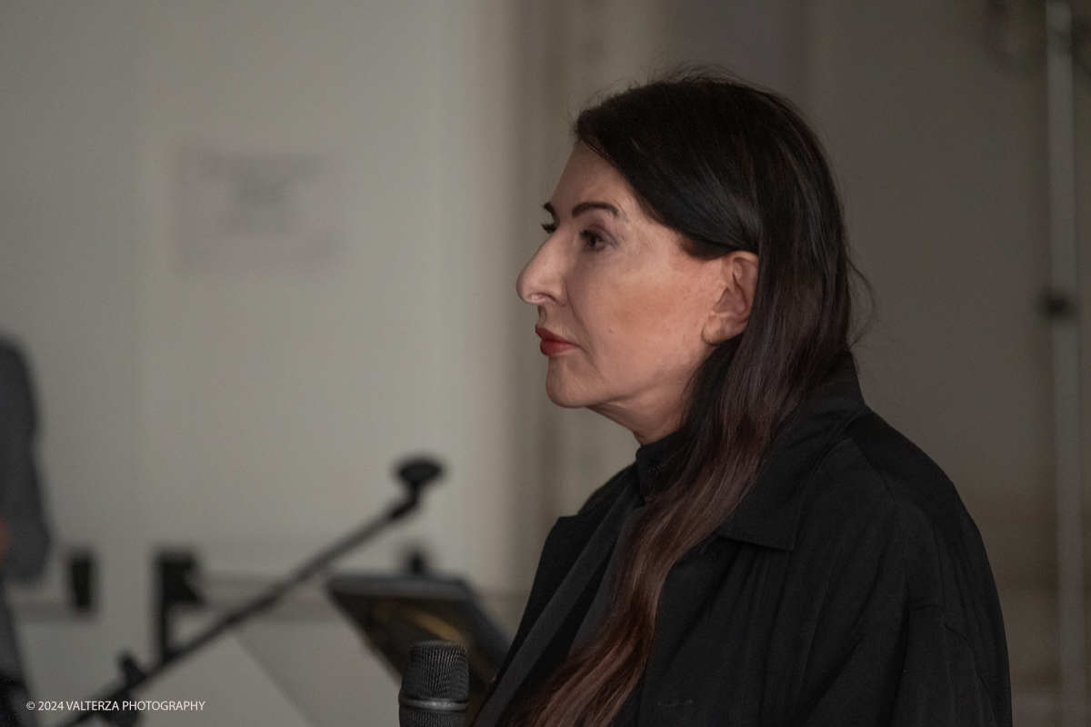 _DSF2703.jpg - 23/06/2024. Torino. Marina AbramoviÄ‡ a Torino premiata dall'Accademia AlbertinaLa performer ha spiegato perchÃ© l'Italia e il capoluogo piemontese sono cosÃ¬ importanti nella sua storia personale e di artista. Nella foto Marina Abramovich impegnata nella sua Lectio Magistralis