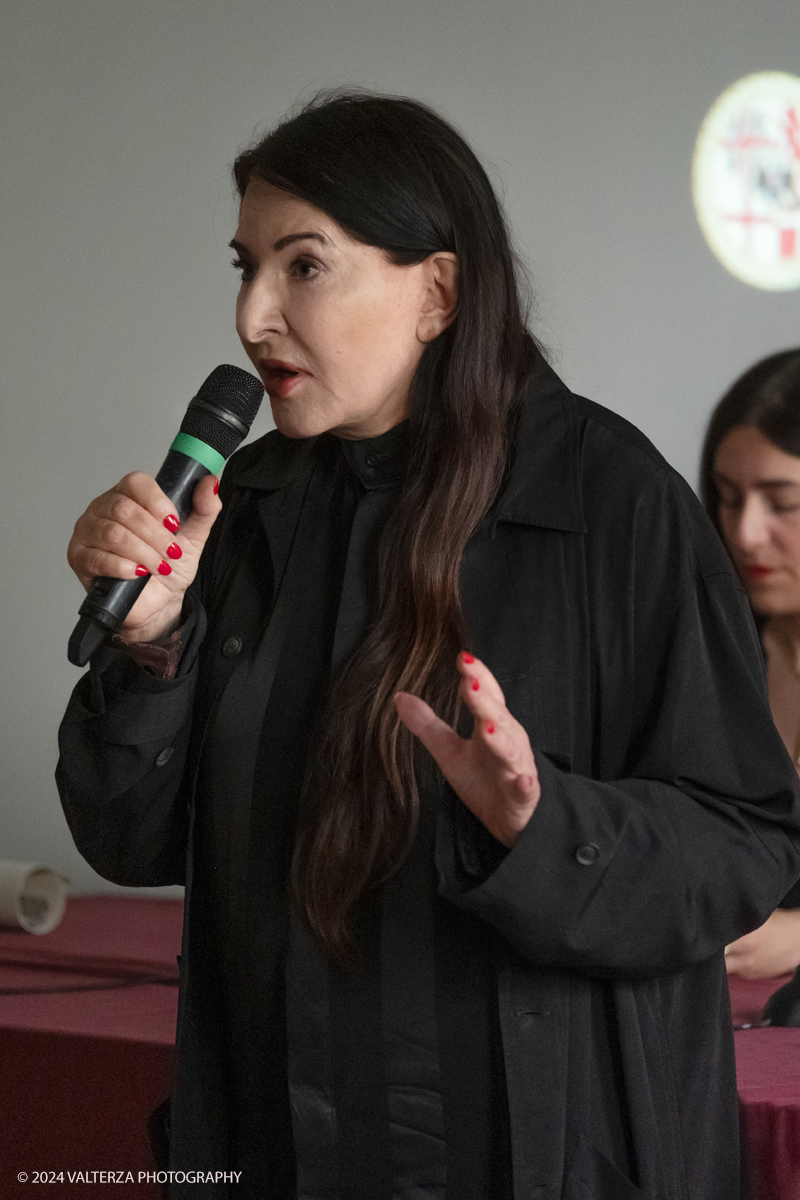 _DSF2739.jpg - 23/06/2024. Torino. Marina AbramoviÄ‡ a Torino premiata dall'Accademia AlbertinaLa performer ha spiegato perchÃ© l'Italia e il capoluogo piemontese sono cosÃ¬ importanti nella sua storia personale e di artista. Nella foto Marina Abramovich impegnata nella sua Lectio Magistralis