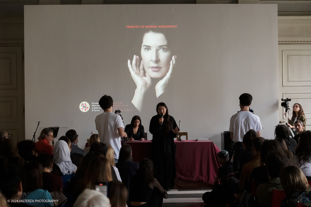 _DSF2762.jpg - 23/06/2024. Torino. Marina AbramoviÄ‡ a Torino premiata dall'Accademia AlbertinaLa performer ha spiegato perchÃ© l'Italia e il capoluogo piemontese sono cosÃ¬ importanti nella sua storia personale e di artista. Nella foto Marina Abramovich impegnata nella sua Lectio Magistralis