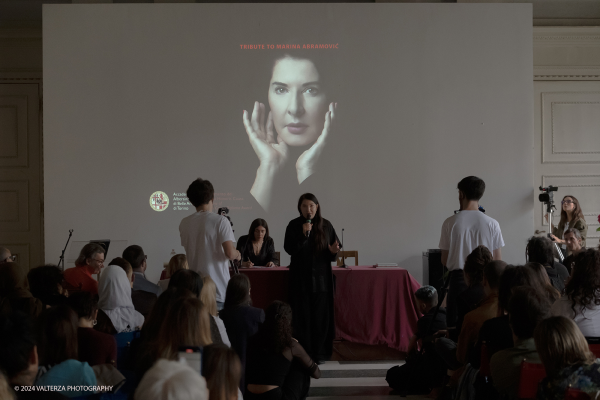 _DSF2763.jpg - 23/06/2024. Torino. Marina AbramoviÄ‡ a Torino premiata dall'Accademia AlbertinaLa performer ha spiegato perchÃ© l'Italia e il capoluogo piemontese sono cosÃ¬ importanti nella sua storia personale e di artista. Nella foto Marina Abramovich impegnata nella sua Lectio Magistralis