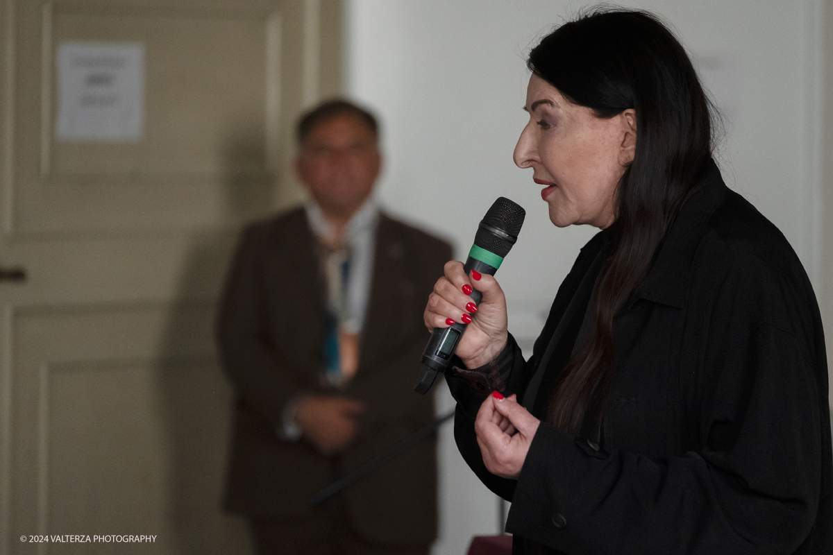 _DSF2787.jpg - 23/06/2024. Torino. Marina AbramoviÄ‡ a Torino premiata dall'Accademia AlbertinaLa performer ha spiegato perchÃ© l'Italia e il capoluogo piemontese sono cosÃ¬ importanti nella sua storia personale e di artista. Nella foto Marina Abramovich impegnata nella sua Lectio Magistralis