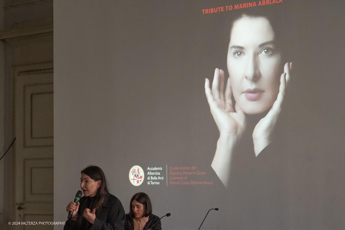 _DSF2848.jpg - 23/06/2024. Torino. Marina AbramoviÄ‡ a Torino premiata dall'Accademia AlbertinaLa performer ha spiegato perchÃ© l'Italia e il capoluogo piemontese sono cosÃ¬ importanti nella sua storia personale e di artista. Nella foto Marina Abramovich impegnata nella sua Lectio Magistralis