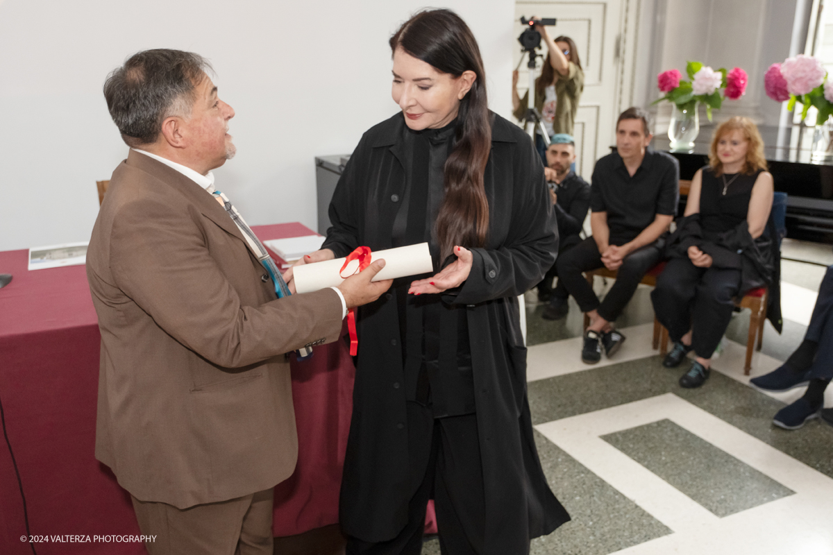 _DSF9632.jpg - 23/06/2024. Torino. Marina AbramoviÄ‡ a Torino premiata dall'Accademia AlbertinaLa performer ha spiegato perchÃ© l'Italia e il capoluogo piemontese sono cosÃ¬ importanti nella sua storia personale e di artista. Nella foto Marina Abramovich riceve il Diploma Honoris causa e la Medaglia ricordo dal Direttore Prof. Salvatore Bitonti  e dalla Presidente Dott.ssa Paola Gribaudo